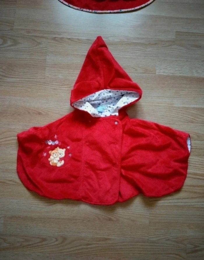 Poncho / sortie de bain - piscine. Fille.  Winnie l'ourson. Disney baby. 
Taille 18 mois