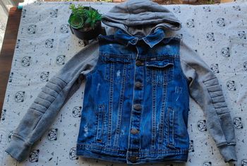 Blouson en jean et capuche taille 6/7 ans