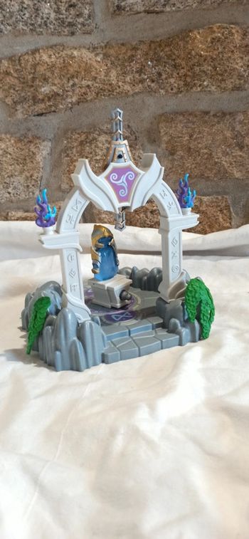 Décor avec arche et statue de chevalier playmobil