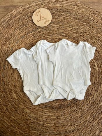 Lot bodies manches courtes 1 mois