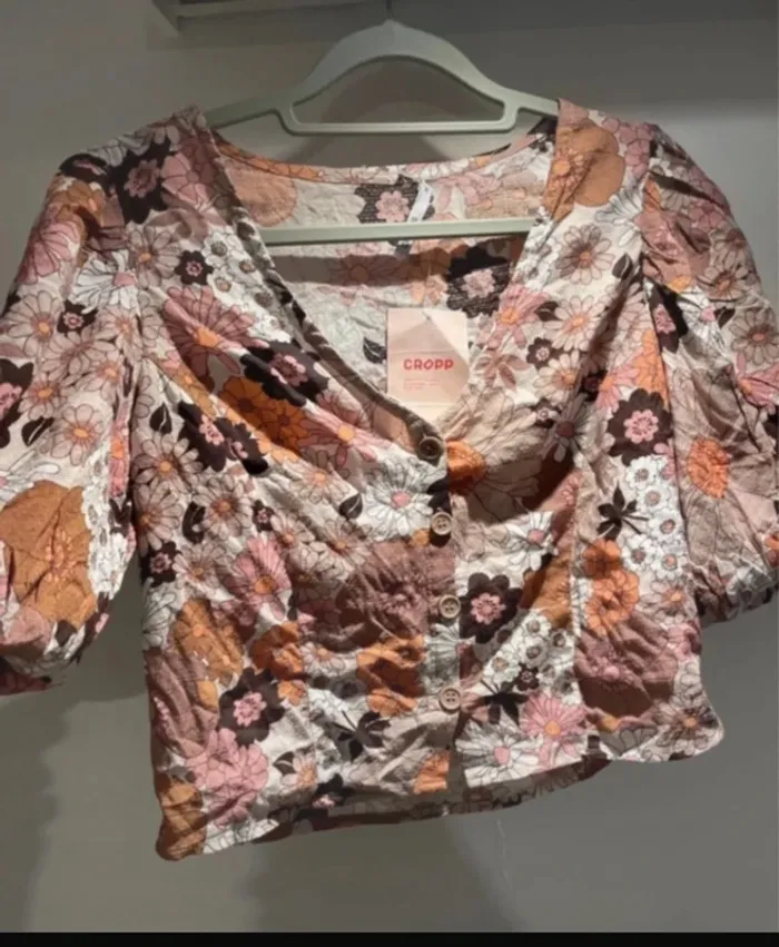 🌸 Blouse courte à fleurs rétro Cropp - Taille M 🌸 - photo numéro 3