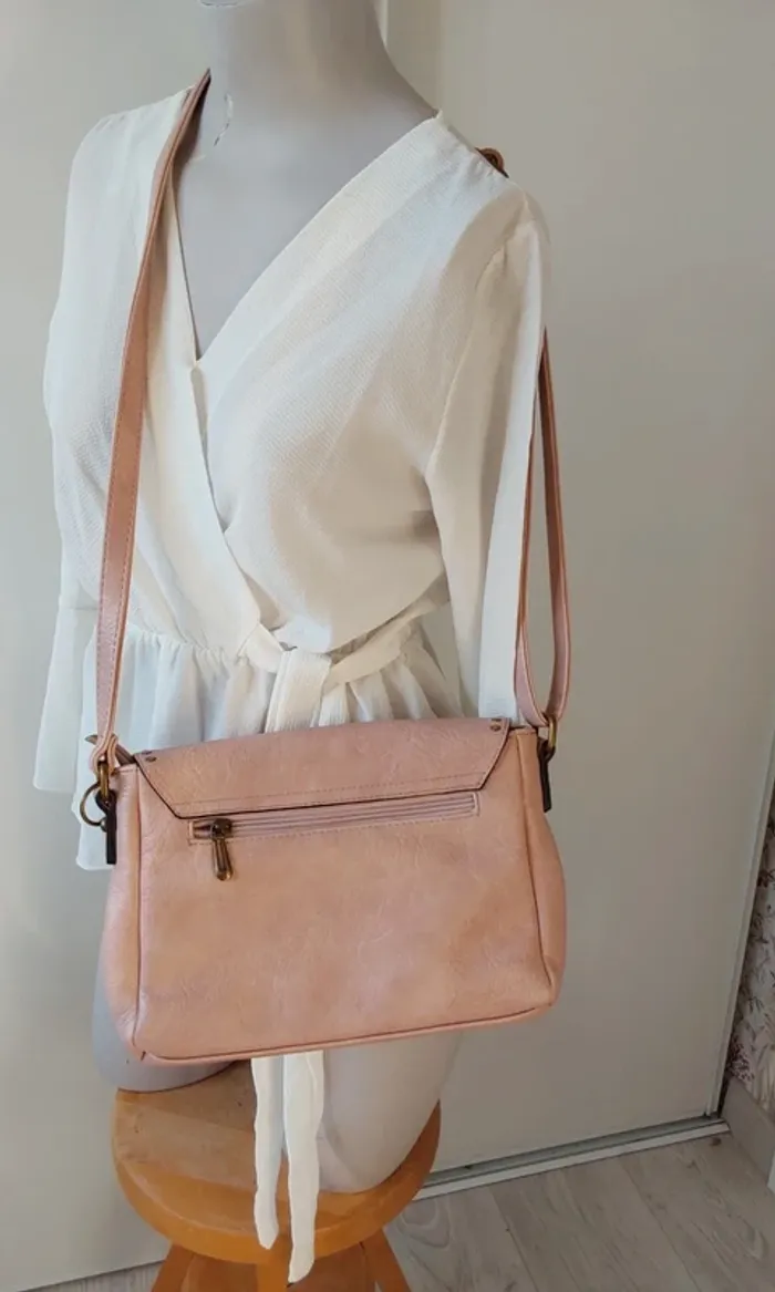 Sac rose bandoulière en parfait état, comme neuf 👍 - photo numéro 18