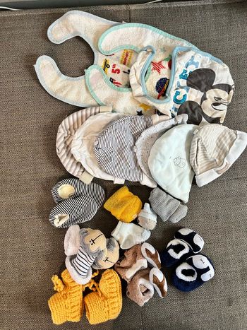 Lot bonnets, chaussons, bavoirs