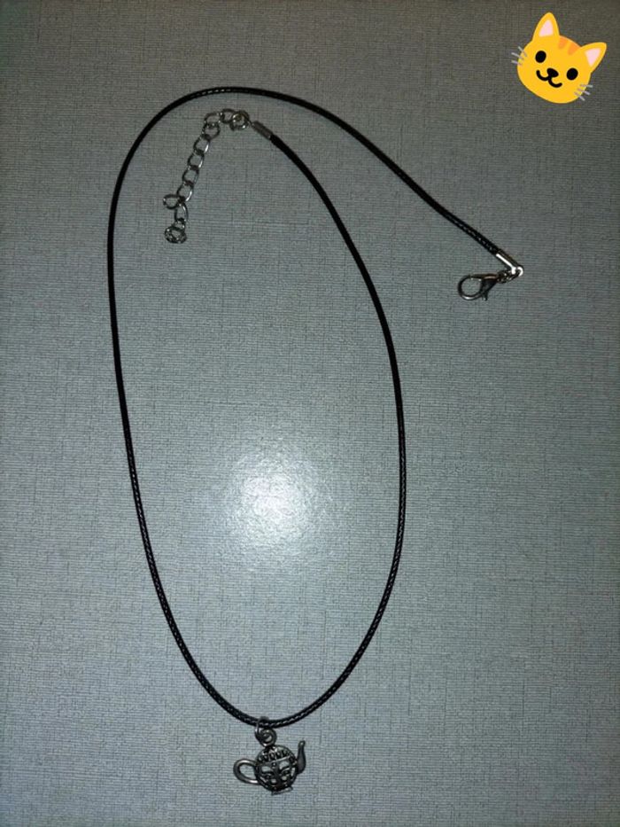 Collier noir théière