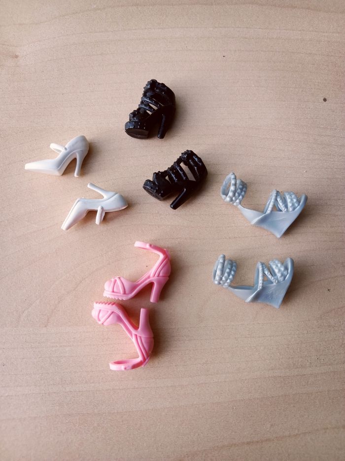 Lot de 4 paires de chaussures à talons & escarpins pour poupée Barbie - photo numéro 4