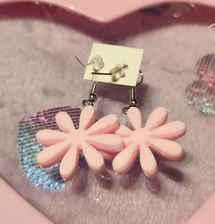 Jolie fleur rose plastique en boucles d'oreilles - photo numéro 3