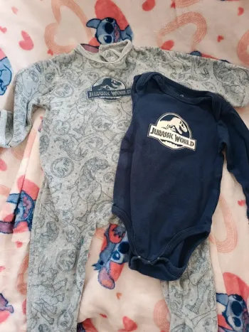 Ensemble Pyjamas+bodies taille 12 mois