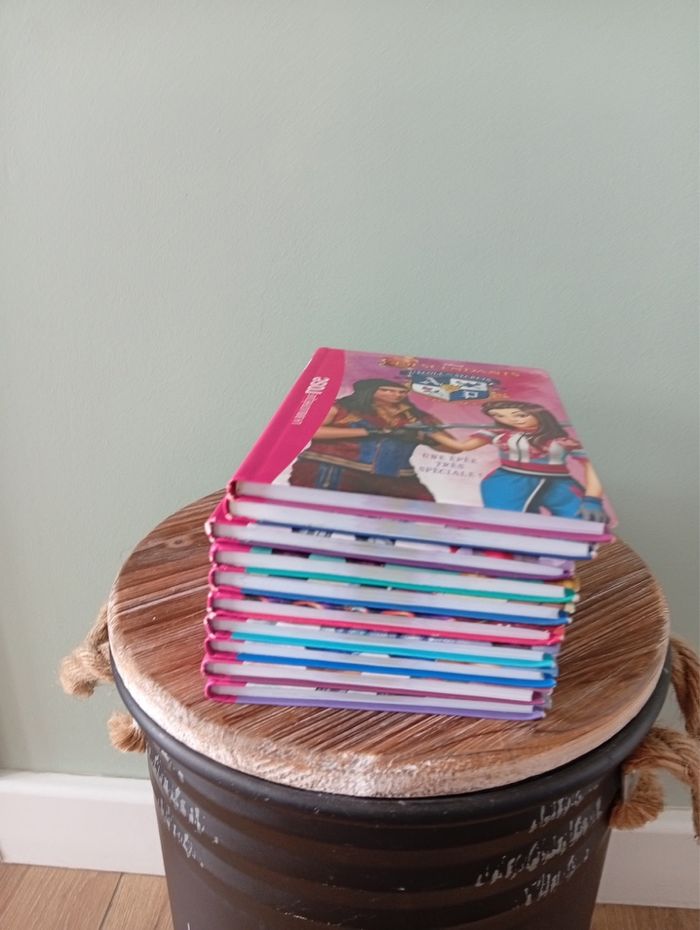 Lot bibliothèque rose « descendants » tome 1 à 10 - photo numéro 3