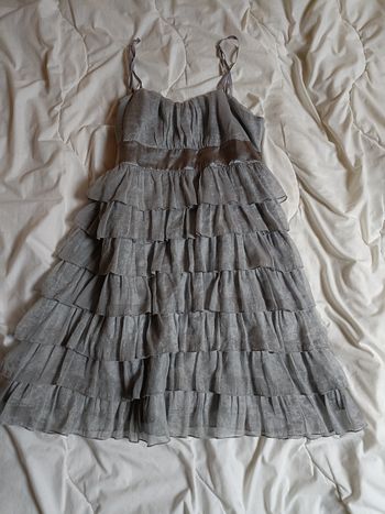 Robe grise a volants