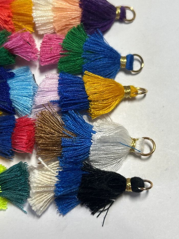 B26, lot de 10 triple pompons, anneaux dorés - photo numéro 5