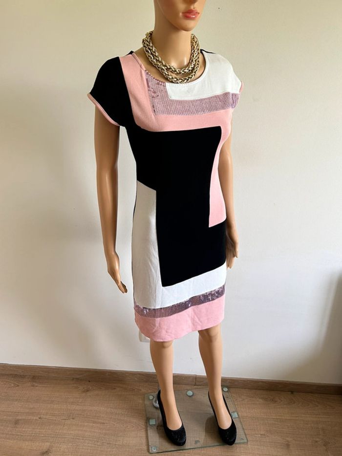 Robe rose noire et blanche à manches courtes Bodyflirt taille 34/36 jamais portée - photo numéro 4