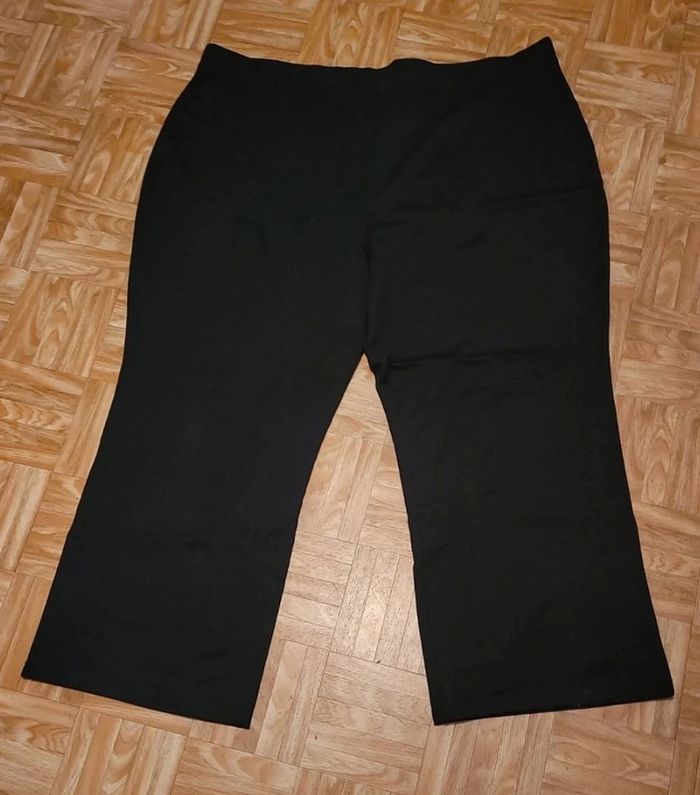 Lot de 3 pantalons taille 64 neuf