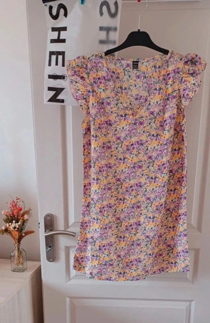Robe/tunique femme fleurie SHEIN, à volants, taille M, neuve jamais portée.