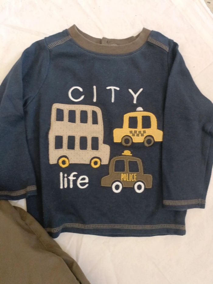 Lot t shirt et pantalon garçon bleu marine et vert kaki foncé taille 12 mois - photo numéro 2