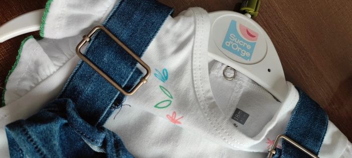 Jupe salopette jean avec t-shirt - photo numéro 2