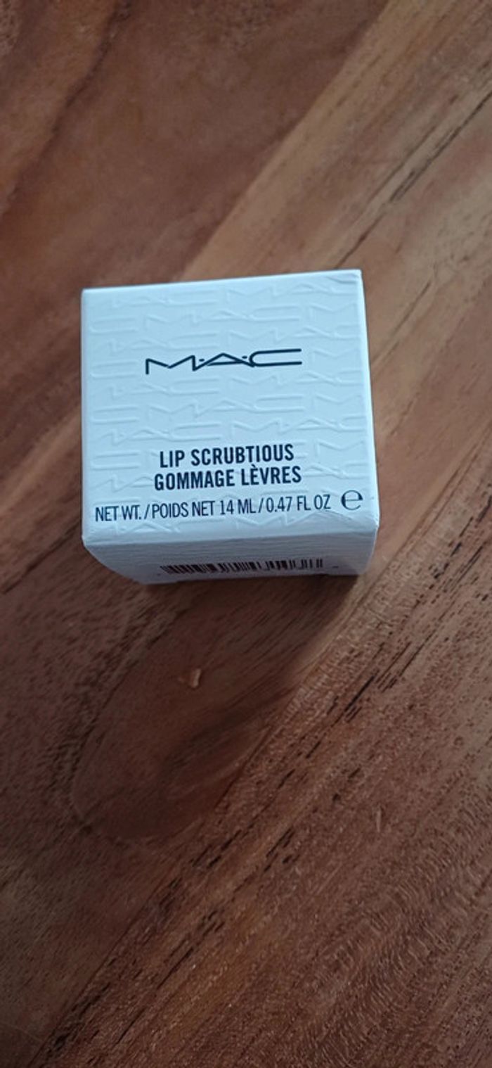 lip scrubtious gommage levres vanille.  Mac cosmetics - photo numéro 2