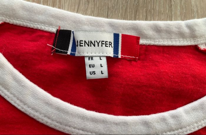 Tee shirt rouge avec manches blanches  avec inscription taille L. - photo numéro 3
