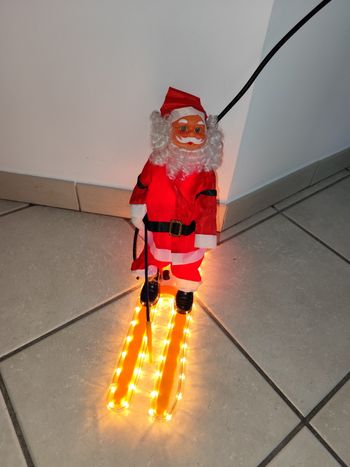 Figurine père noël sur ski en tube lumineux