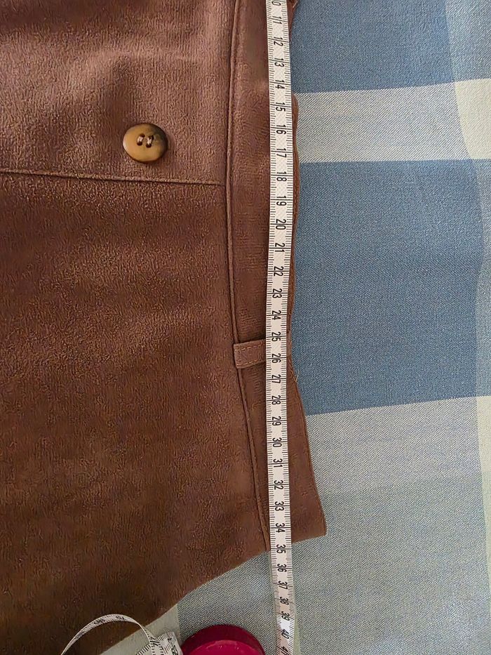 Jupe, marron, en excellent état, en polyester, fermeture dos par zip& bouton, largeur de taille 35cm, longueur 82cm, marque C&A=8€ - photo numéro 4