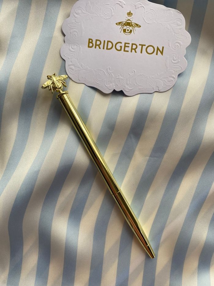 Stylo doré Bridgerton avec abeille – élégant & collector