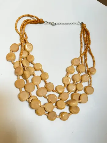 Collier perles bois et graine beige , fermeture réglable