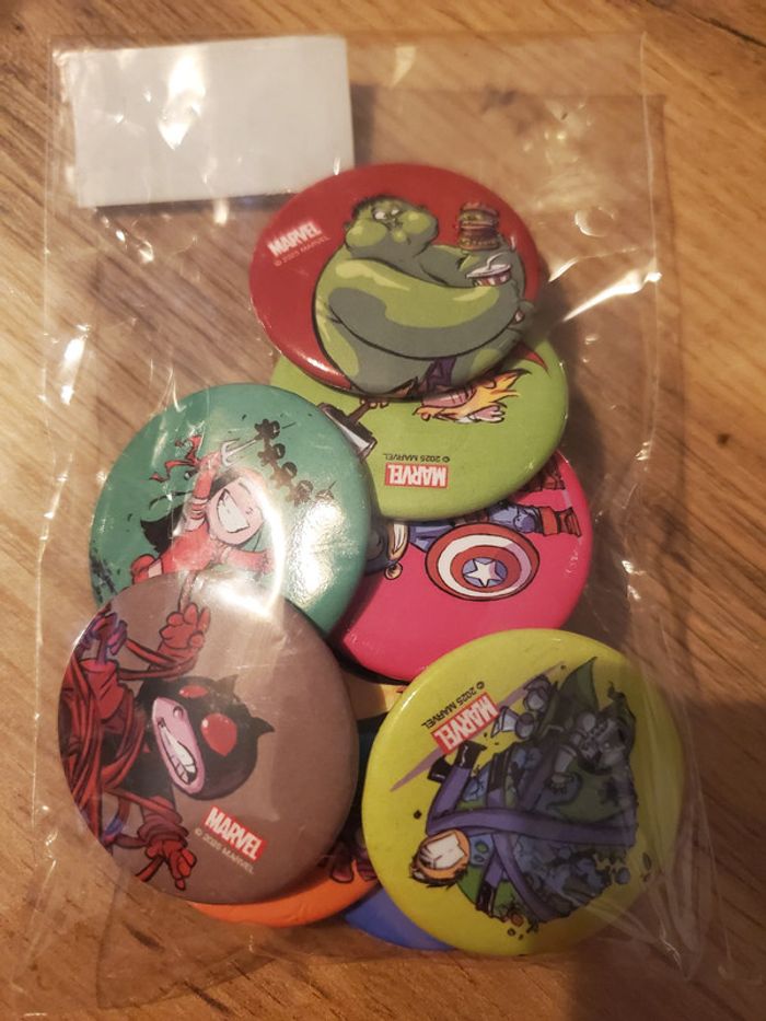 Set de 10 badges Marvel neuf - photo numéro 2