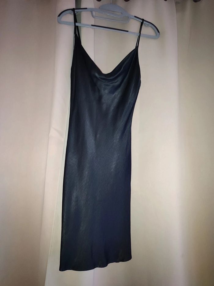 Robe noire effet satin