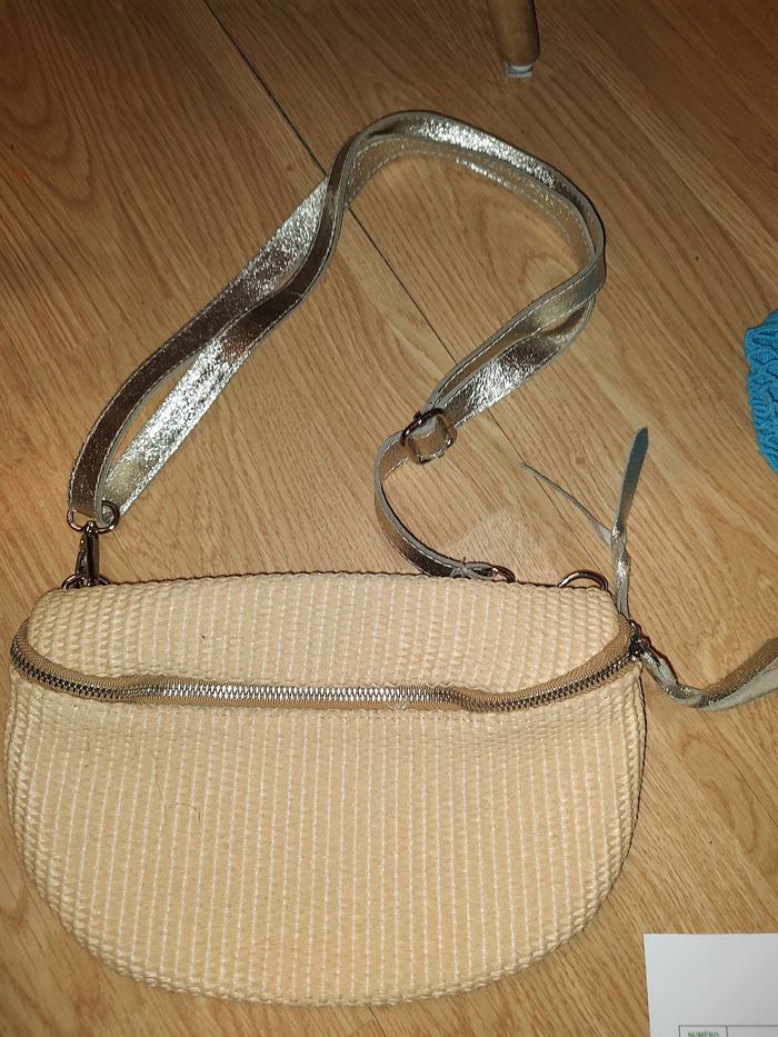 👜 Sac banane effet paille et doré – style chic & estival 🌞