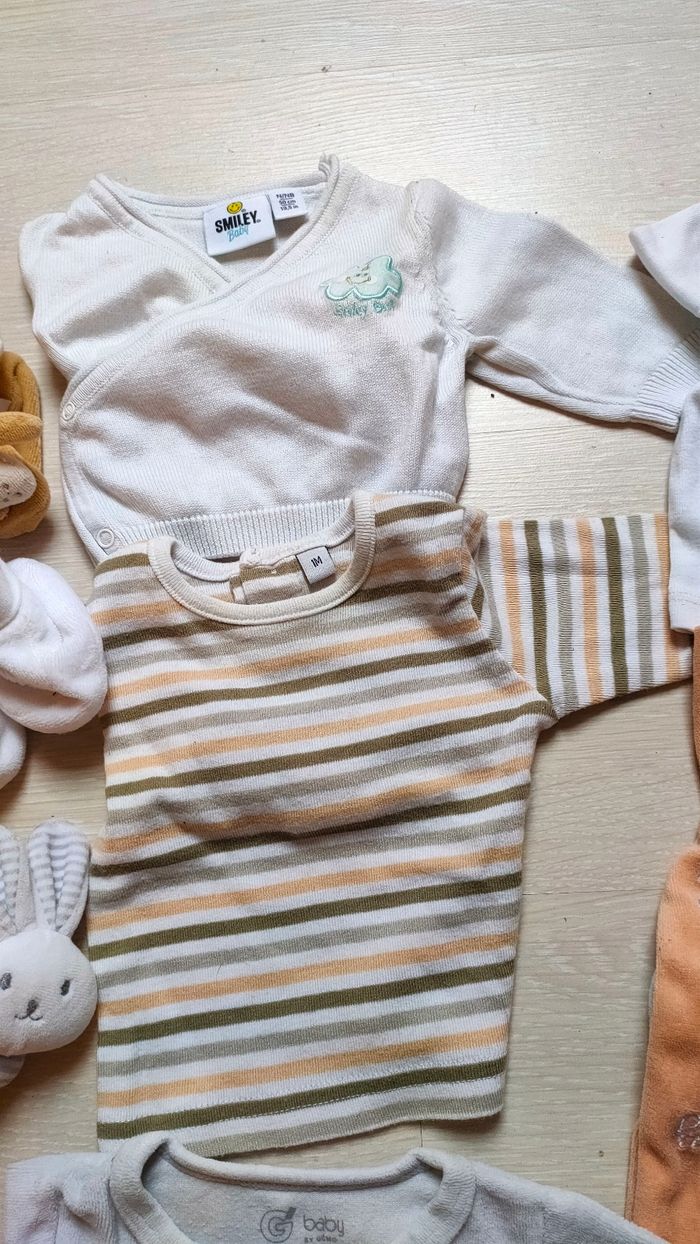 Lot vêtements un mois mixte - photo numéro 3