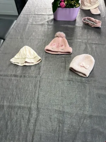 Lot bonnet et chapeau taille 6-12 mois