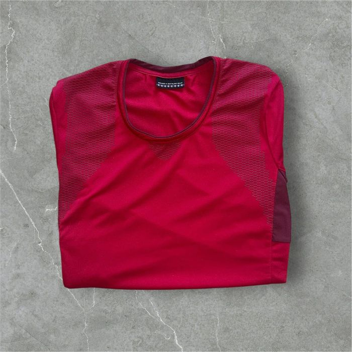 Tee shirt technique femme de la marque Forclaz. Taille S . Couleur bordeaux. Excellent état - photo numéro 2