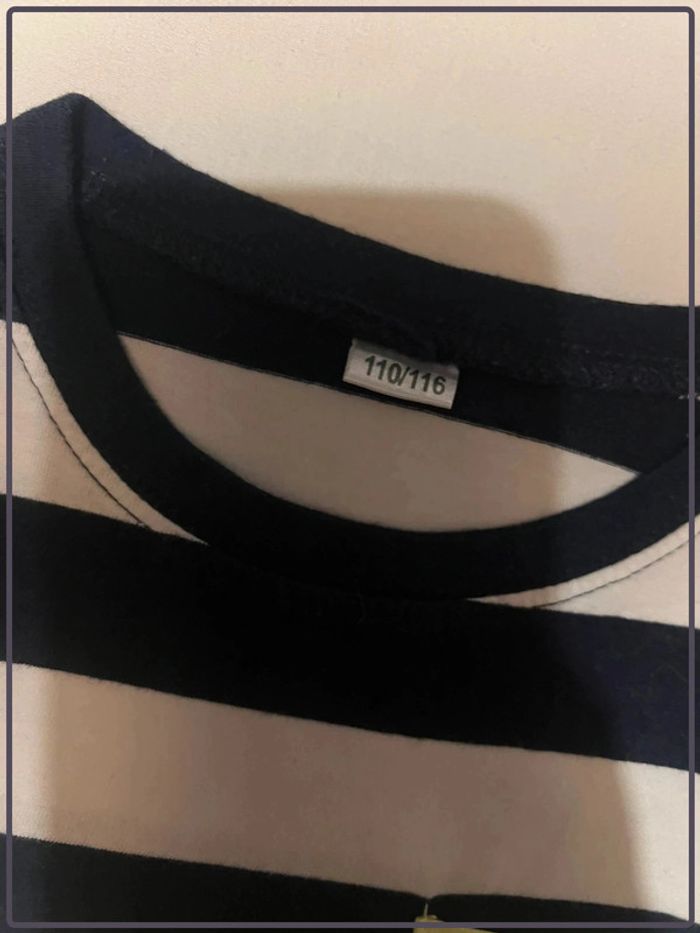 Tee shirt rayé bleu marine blanc et poche jaune fluo - photo numéro 3