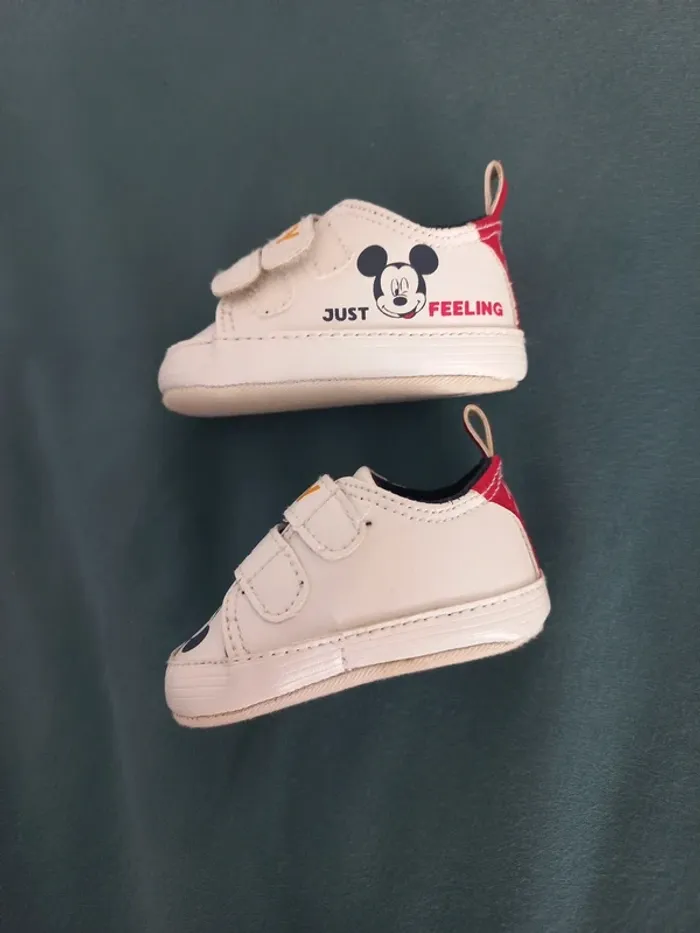 Petites baskets Mickey neuves 0/3 mois neuves - photo numéro 4