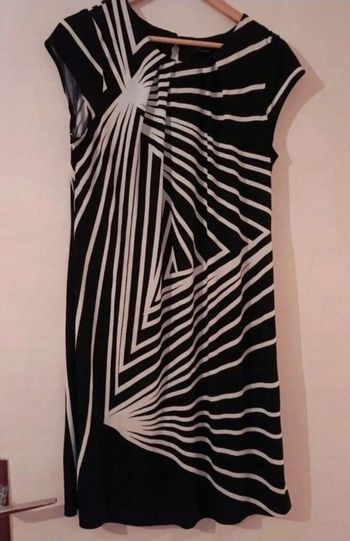 Robe très bon état noire et blanche graphique du 42 a 44 XXL