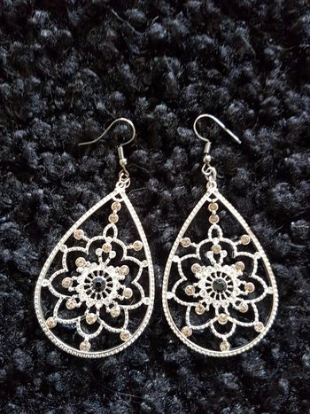 Boucles d'oreilles fantaisie strassées argentées noires et blanches