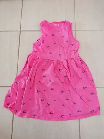 Robe neuve juste lavée taille 4 ans