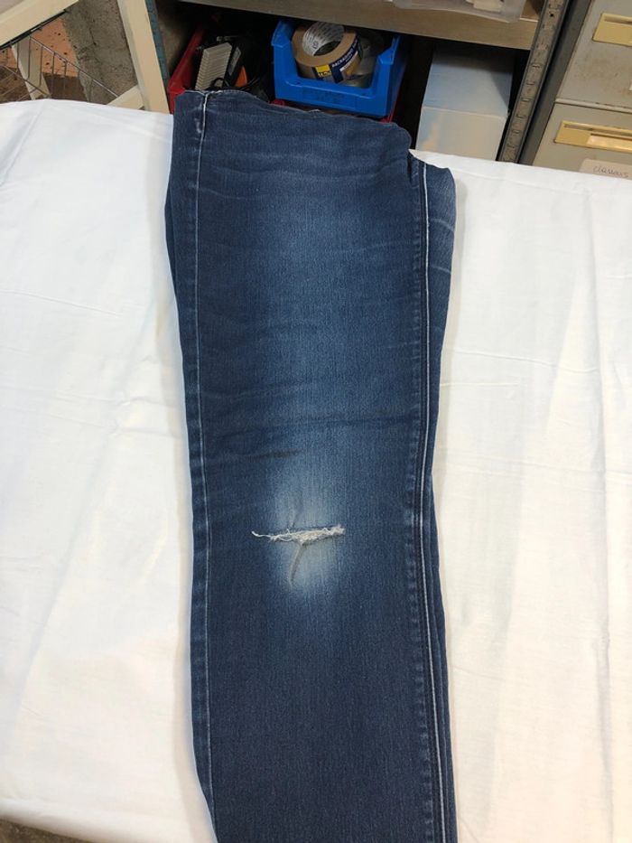 Jeans troué - photo numéro 4