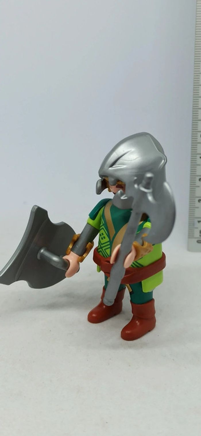 Homme nain chevalier avec haut vert et bouclier à dessins playmobil - photo numéro 2