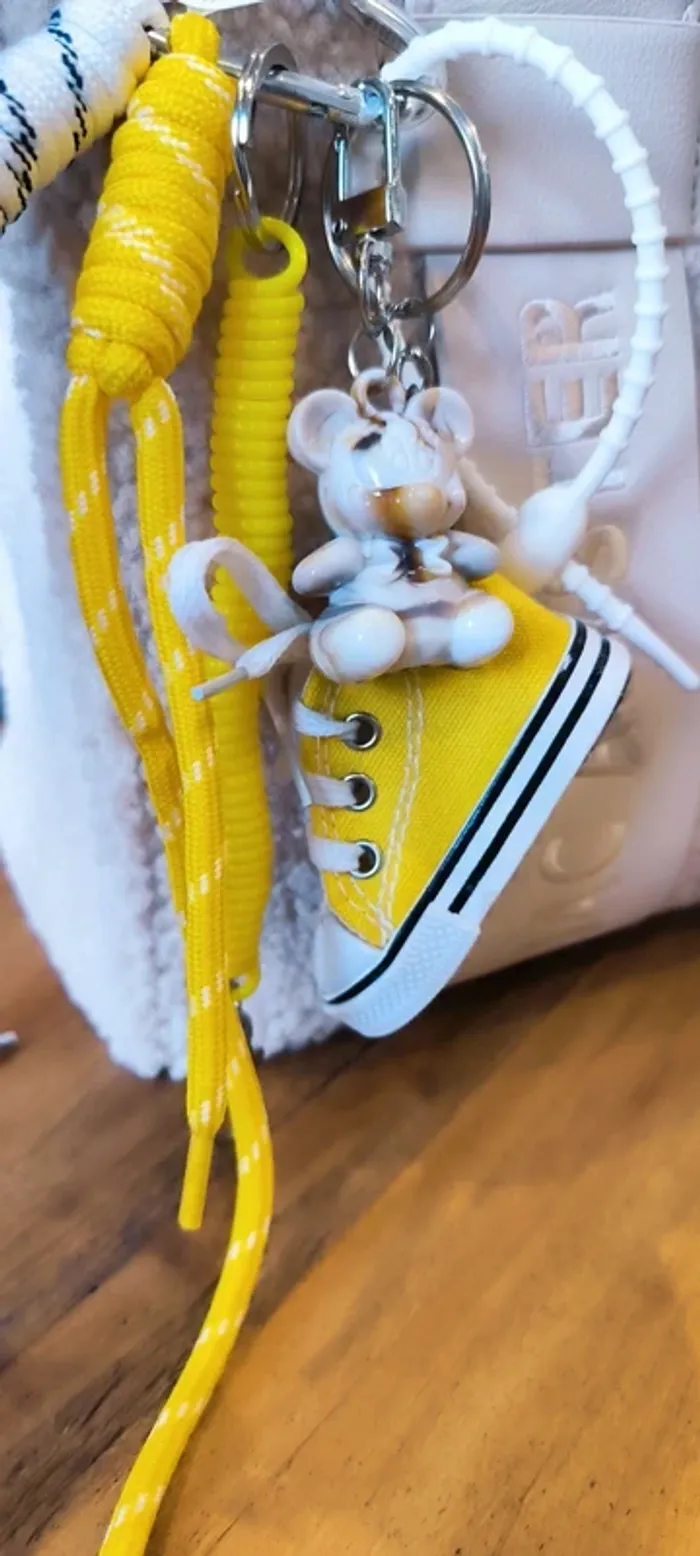 Gri-gri de sac jaune Mickey converse porte clés - photo numéro 5