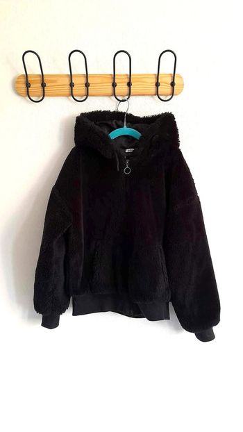 Manteau noir à poils doux avec capuche Gémo 10 ans