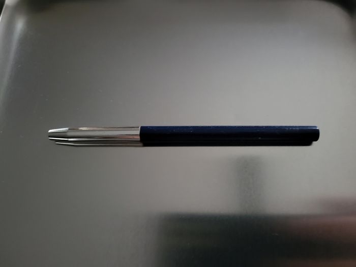 Stylo mine crayon a levres AVON FUTURA rouge - photo numéro 2