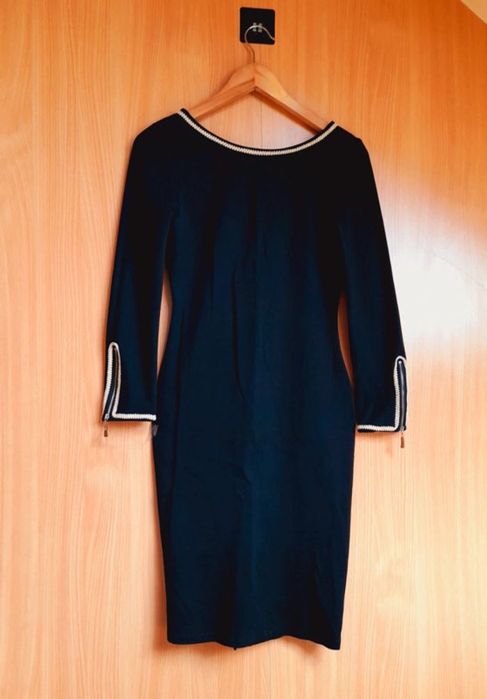 Robe noire strech de taille S avec quelques petites imperfections au niveau des coutures.