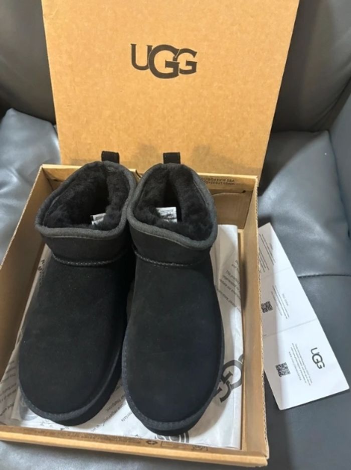 Bottes de neige UGG à talons hauts, noires, pointure 40 - photo numéro 5