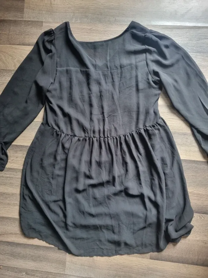 Robe fluide noire avec jupon et boutons aux manches. Femme. Taille 40. Kiabi. TBE - photo numéro 2