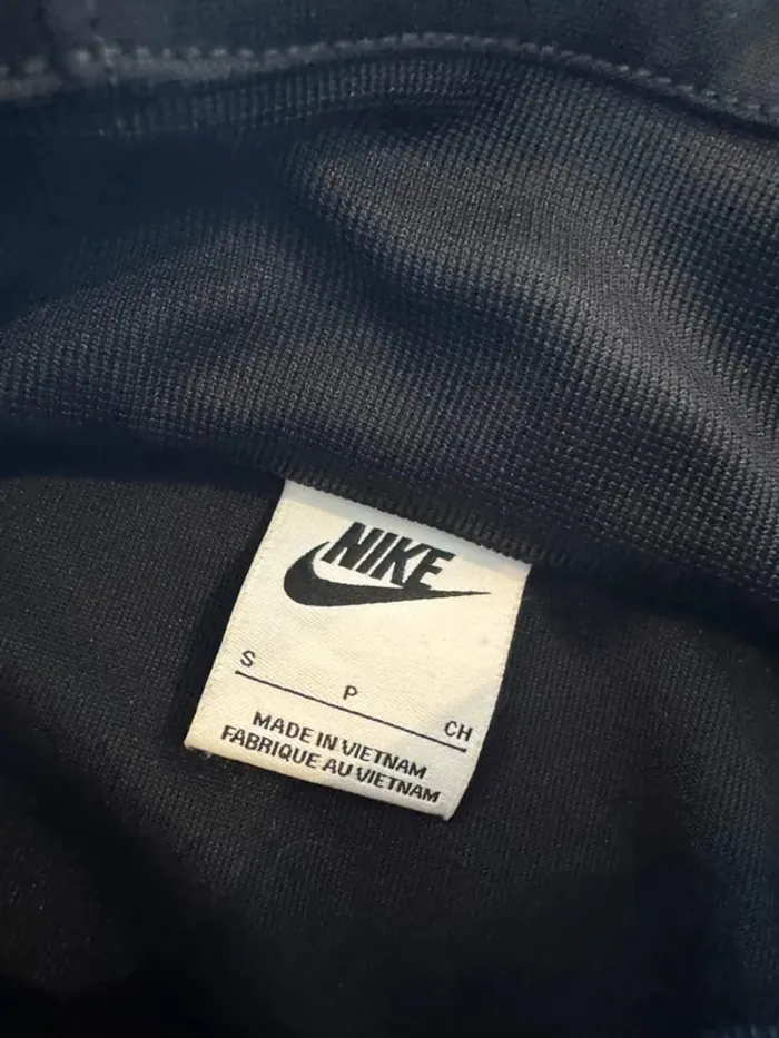 Veste nike air bon état mais il y a quelques traces, taille S - photo numéro 6