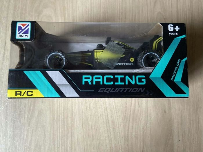 Voiture télécommandée RC racing F1 noir et jaune 27Mhz
Fonctionne avec des piles AA ( non incluses )
3 piles pour la voiture et 2 pour la télécommande
Neuf