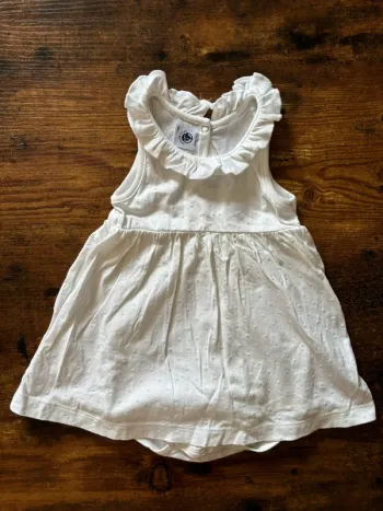 Robe courte blanche avec pois blancs