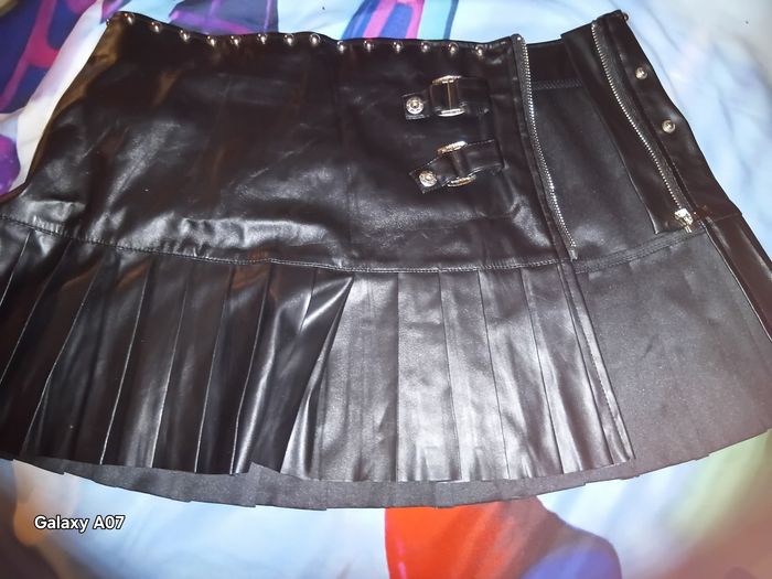 Mini jupe à boutons et fermeture eclair en cuir - photo numéro 5