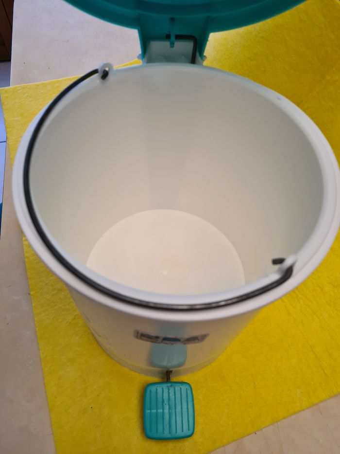 Poubelle de salle de bain comme neuve - photo numéro 2