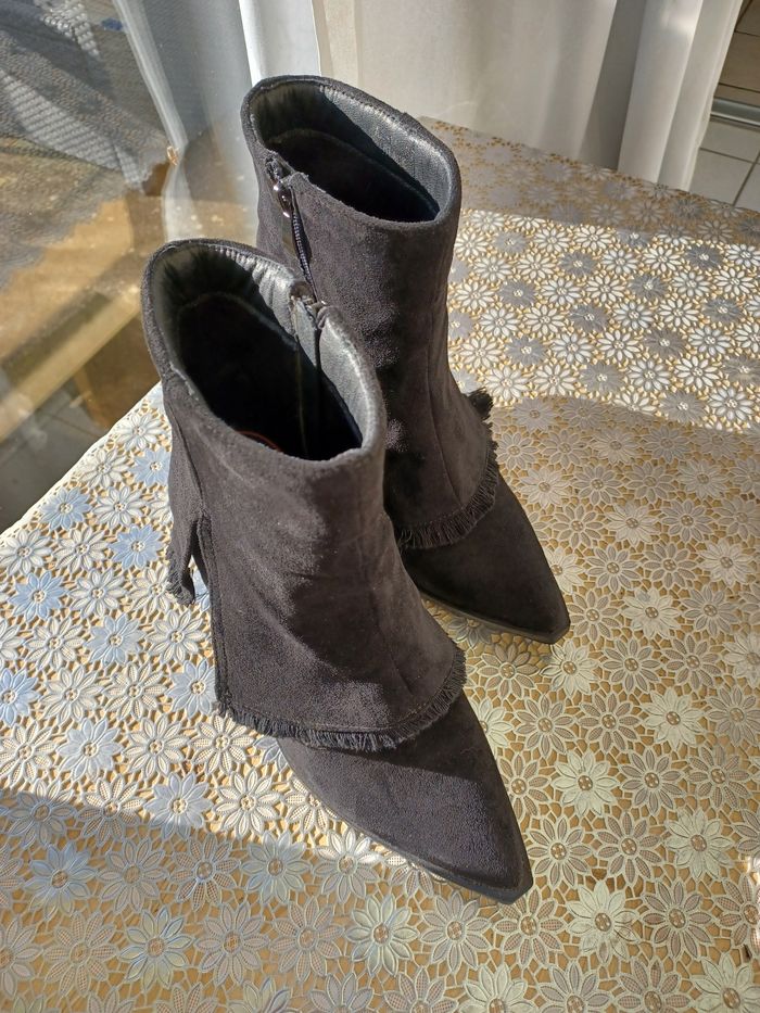 Bottines à talons coloris noir taille 37 en très bon état. - photo numéro 6